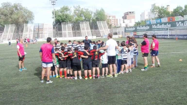 Las prácticas se dividieron en módulos y los chicos pudieron disfrutar de los consejos de los seis rugbiers de la selección nacional.
