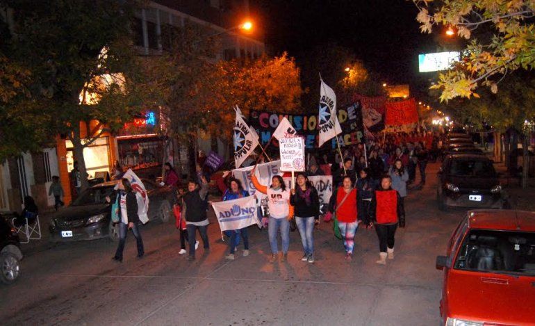Cientos de cipoleñas pidieron justicia por el crimen de Micaela