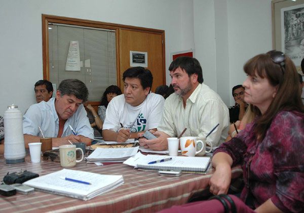 Docentes cobrarán desde el sábado pero sigue la retención de servicios