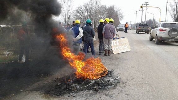 Apareció la plata y los obreros de la Uocra levantaron el corte de ruta en Puente 83