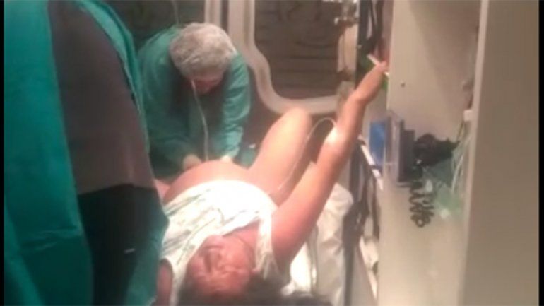 Por falta de profesionales, una mujer dio a luz en una ambulancia