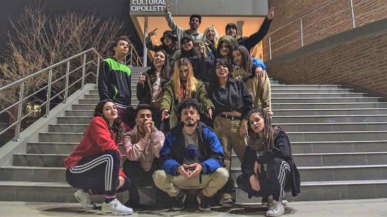 Los bailarines cipoleños que la rompen con sus videos en las redes sociales