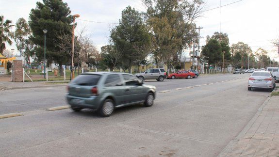 La joven fue atacada con un cuchillo en calle Fernández Oro.