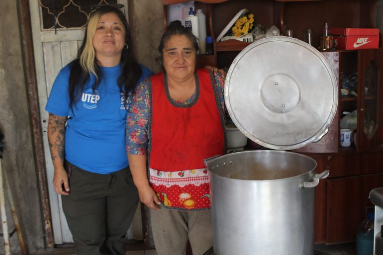 En algunos pocos barrios, como el Antártida Argentina, se han podido mantener en funcionamiento un comedor y merendero para ayudar en la alimentación de las familias más carenciadas. En algunos pocos barrios, como el Antártida Argentina, se han podido mantener en funcionamiento un comedor y merendero para ayudar en la alimentación de las familias más carenciadas.