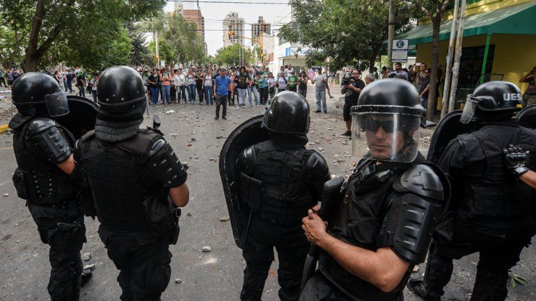 La batalla campal que se desarrolló durante dos horas en pleno centro de la ciudad dejó heridos