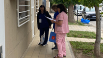 Los equipos de vacunación del Hospital de Cipolletti recorren este sábado el barrio San Pablo para detectar niños sin vacunas completas. Los equipos de vacunación del Hospital de Cipolletti recorren este sábado el barrio San Pablo para detectar niños sin vacunas completas.