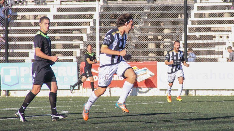 Lamolla festeja con todo el gol que protestó todo Deportivo Madryn.
