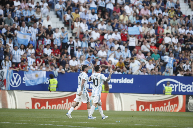 Por un penal insólito, Argentina le gana a Estonia con gol de Messi