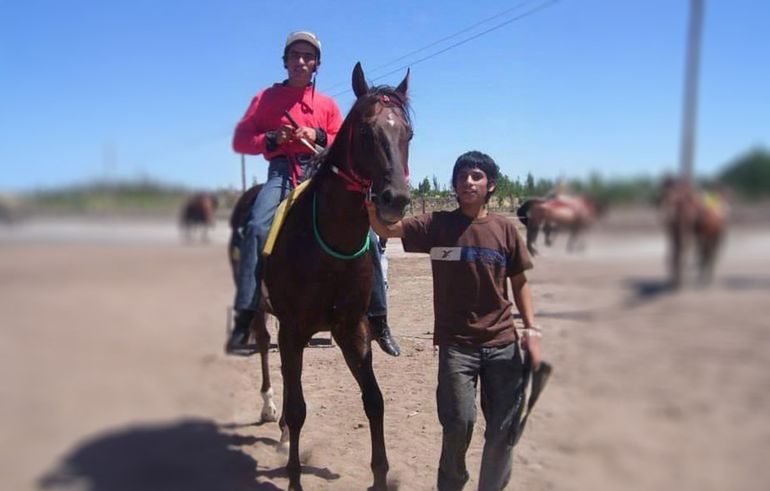 Robertito cuando era peón del caballo de Seba. Los dos fallecieron de manera trágica en una pista.