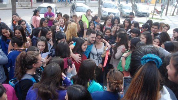 Bruno pasó por la ciudad y sus fans fueron en busca de una selfie.