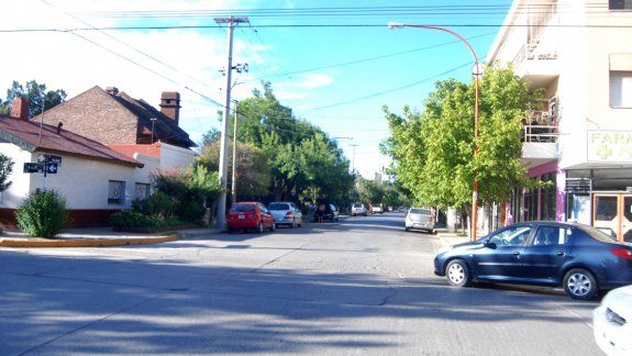 El violento asalto a una mujer y su hija se produjo en una lujosa propiedad ubicada sobre calle Villegas, muy cerca de la intersección con Alem.