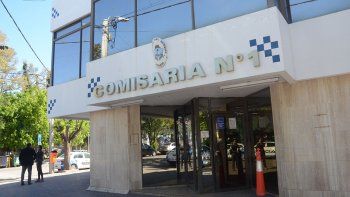 aislan a 29 policias por positivo en una comisaria de neuquen