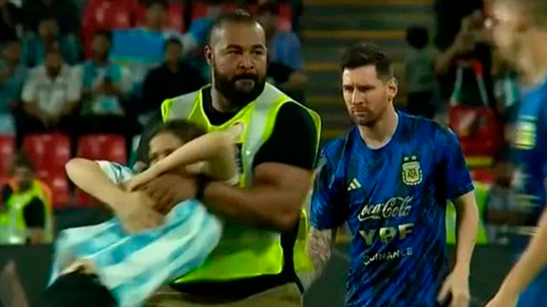 Tensión en Abu Dabi: la reacción de Messi cuando dos fanáticas burlaron la seguridad