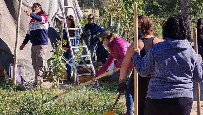 Cipoleñas sembraron aromáticas a la vera de un canal