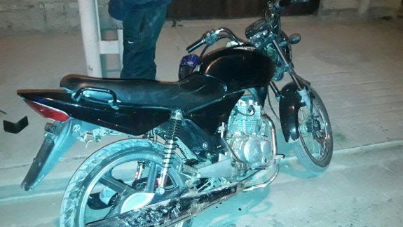 Infraganti: lo detuvieron porque manejaba una moto sin patente y resultó ser robada