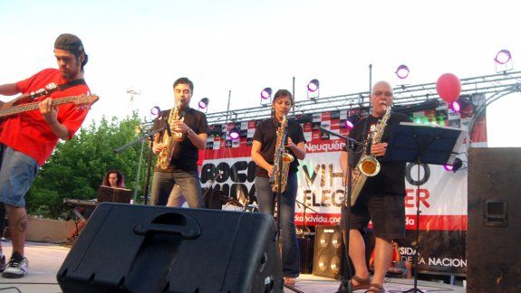 Cuatro bandas regionales se sumaron a la propuesta regional del encuentro anual de Rock&Vida. Los militantes de la ONG repartieron folletería e informaron a los vecinos sobre VIH.