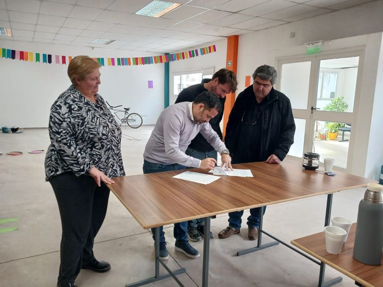 El objetivo es que ambos jóvenes cumplan funciones en las sedes municipales durante cinco meses, para desarrollarse y crecer laboralmente. El objetivo es que ambos jóvenes cumplan funciones en las sedes municipales durante cinco meses, para desarrollarse y crecer laboralmente.