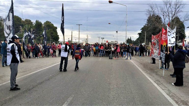 Organizaciones sociales cortan el puente viejo entre Neuquén y Cipolletti