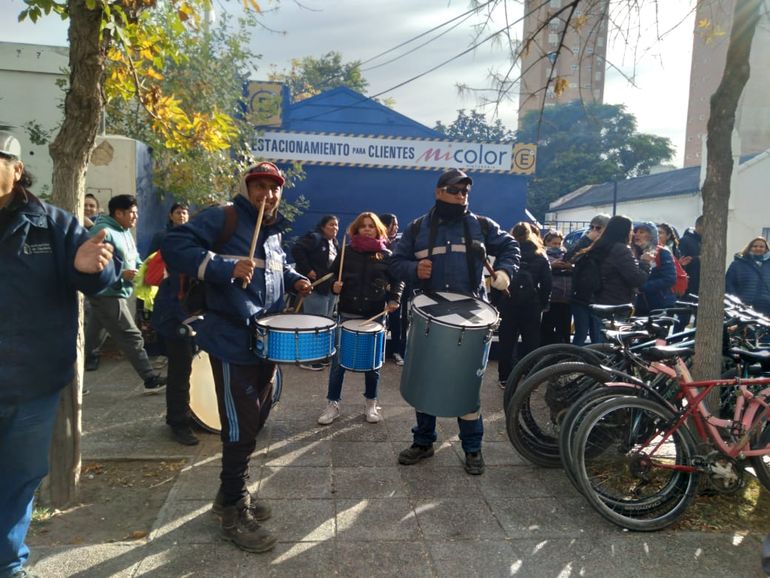 Los gremios Soyem, ATE y Upcn concretaron medidas de fuerza para reclamar por mejores salarios. Los gremios Soyem, ATE y Upcn concretaron medidas de fuerza para reclamar por mejores salarios.