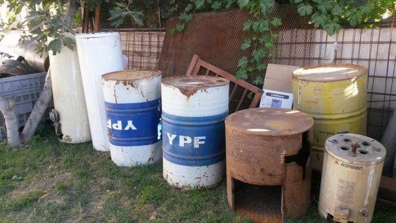 Tachos de hojalata oxidados en el patio de juegos de los niños.