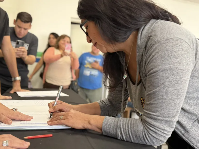 Fueron 31 familias del barrio Puente 83 y Anai Mapu, las que firmaron las escrituras de sus viviendas. 