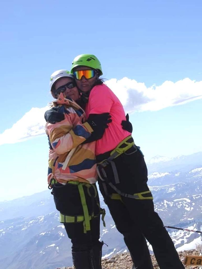 Las mujeres formaron parte de una cordada de 7 integrantes que llegaron al pico del volcán Domuyo.