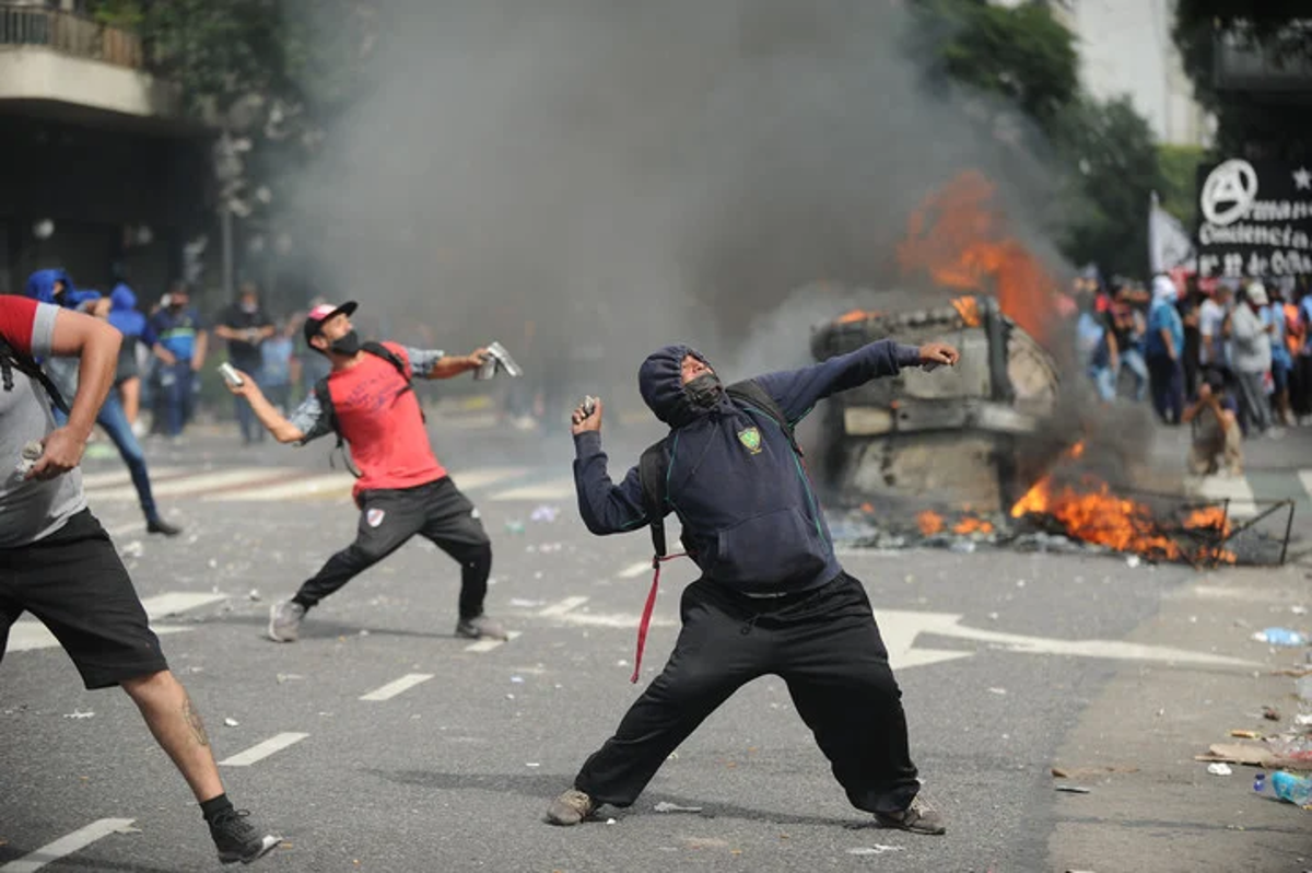 FMI: graves incidentes frente al Congreso 