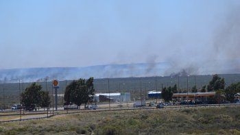 El fuego desatado a unos 25 kilómetros de San Antonio. El humo se observa desde las rotondas de ingreso.&nbsp;