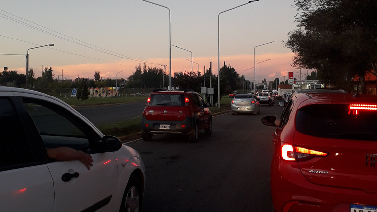 Tránsito caótico en la zona de los puentes por el corte del cruce histórico