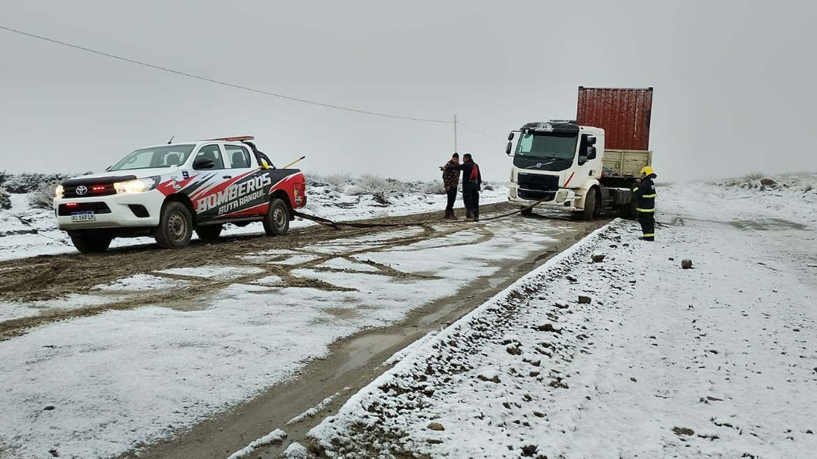 El temporal complicó a Vaca Muerta y dejó varado a un camionero en el norte | LMCipolletti.com El temporal complicó a Vaca Muerta y dejó varado a un camionero en el norte