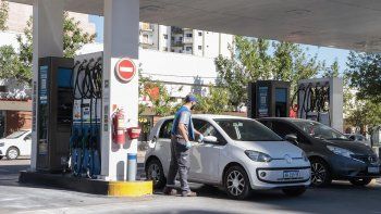 los combustibles de ypf ya cuestan un 4,5 por ciento mas caros