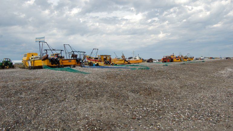 Los barcos quedan en la orilla esperando que suba la marea para salir a buscar más peces.