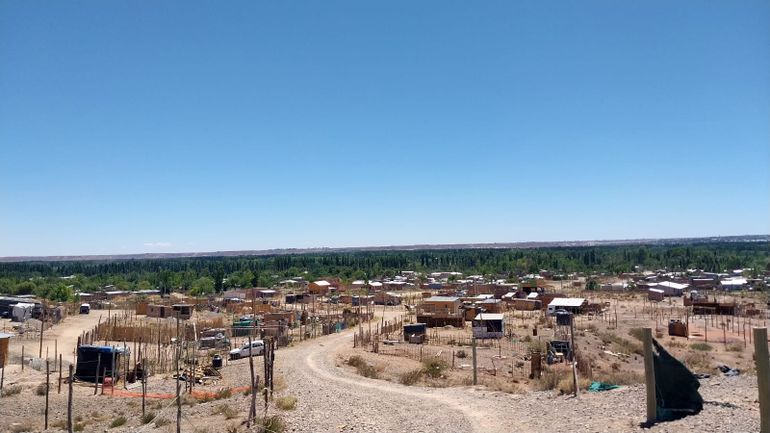 En la comunidad de Las Perlas, persisten las carencias y falencias en materia de servicios básicos. Además, no se detiene la explosión demográfica y las tomas crecen. Para muchos perlenses, su pueblo es una suerte de Perlakistán, una reminiscencia de Afganistán.