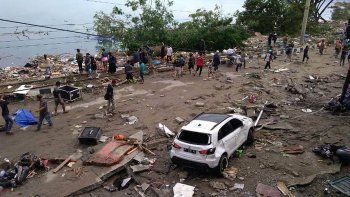 un tsunami arraso indonesia y hay al menos 400 muertos