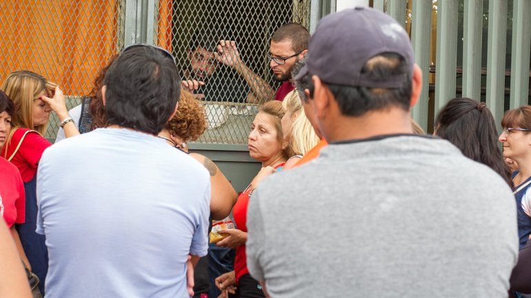 Padres y docentes se quedaron afuera del CPE. Iban en busca de una respuesta a sus reclamos.