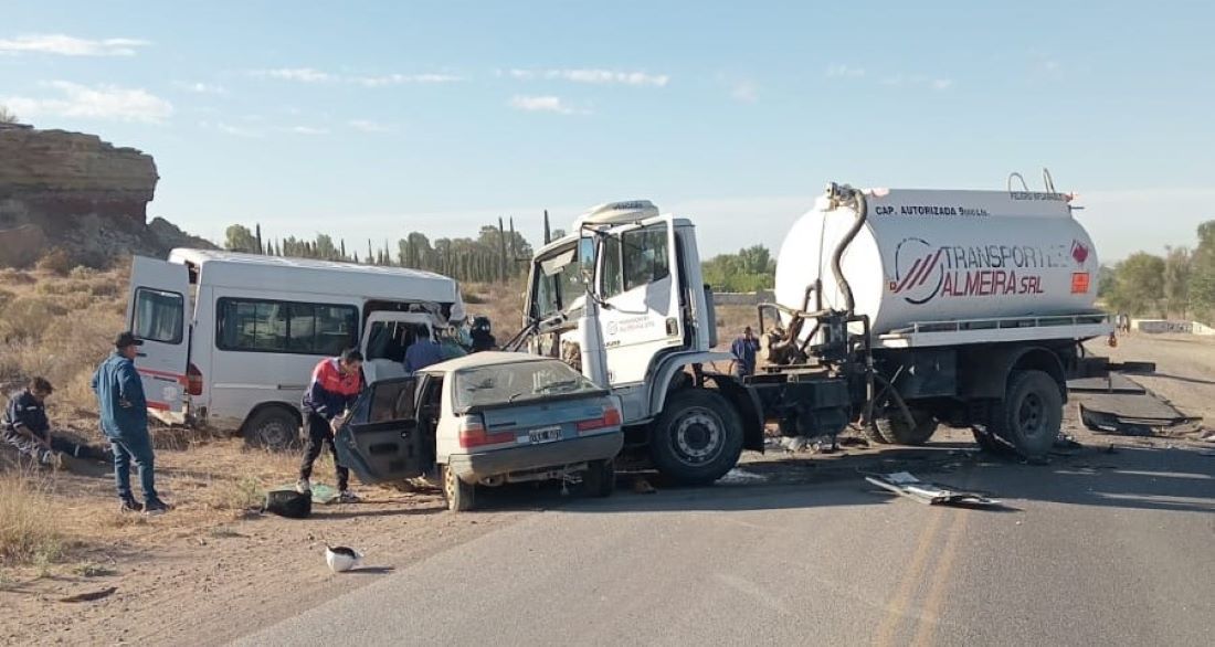 El grave incidente vial ocurrido en Cinco Saltos. Involucró un camión, una combi Mercedes Benz y un Renault 9. Milagrosamente solo hubo heridos leves.&nbsp;