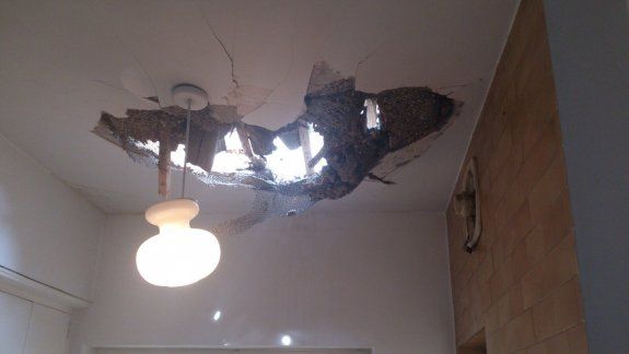 La bandeja de contención de la obra en construcción de un edificio en calle Roca 65 cayó por las fuertes ráfagas de viento y atravesó el techo de una casa lindante.