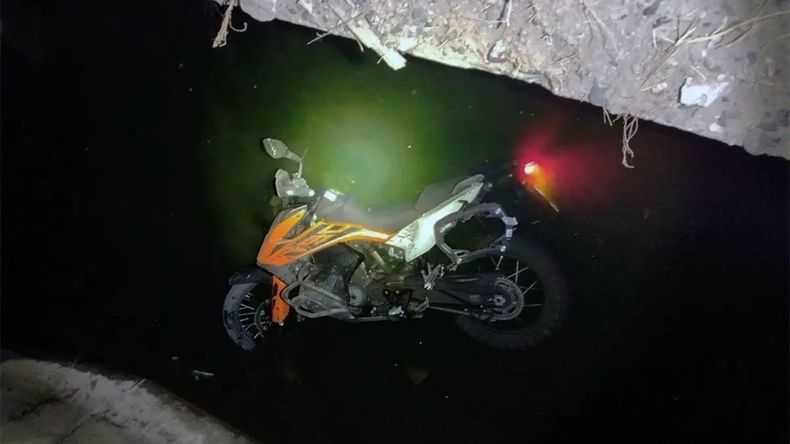 El vehículo había sido robado en Neuquén y apareció en un desagüe cercano a la rotonda de la Ruta 151.&nbsp;