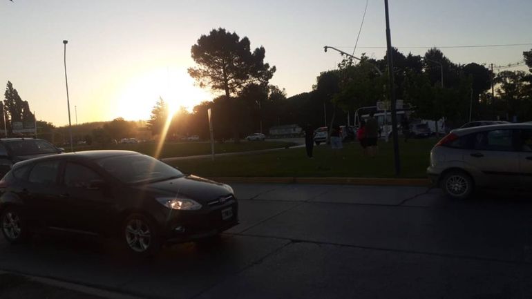 Otra imagen de la gresca cuando ya caía el sol en ruta 22 y la Pacheco.