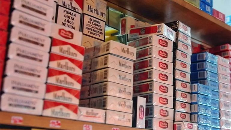 El impuesto a los cigarrillos vuelve a aumentar y se espera el impacto en el precio.