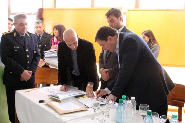Weretilneck firmó contratos de obras escolares en Bariloche