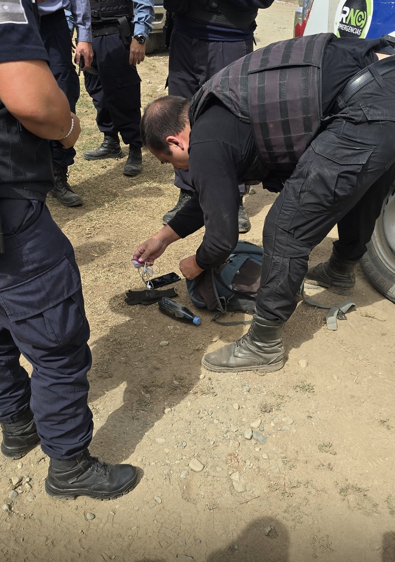 La Policía de Río Negro detuvo a uno de los principales sospechosos de originar los incendios. Transportaba en su mochila un líquido para acelerar el fuego.