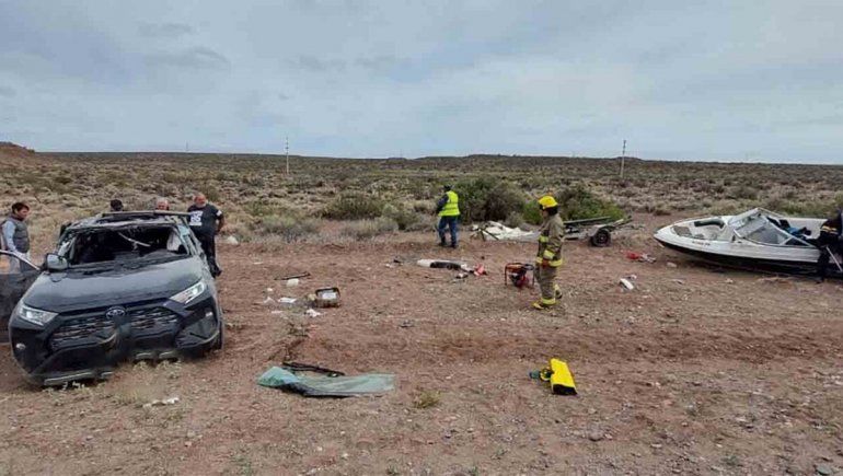 Iban a pescar, se les soltó la lancha de la camioneta y volcaron