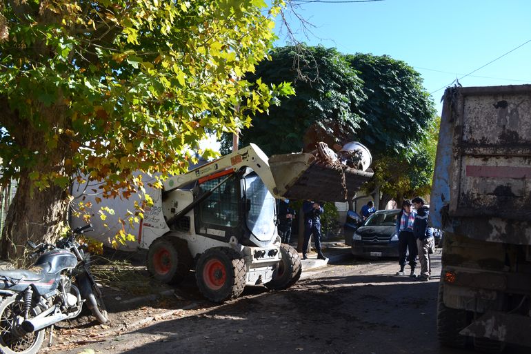 La vivienda ubicada en el barrio CGT presentaba condiciones de insalubridad. El Municipio retiró una camionada de objetos.