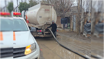 El municipio refuerza el desagote de calles en los barrios afectados por las lluvias. Foto: Gentileza. El municipio refuerza el desagote de calles en los barrios afectados por las lluvias. Foto: Gentileza.