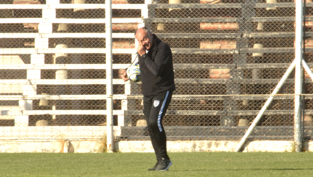 El entrenador de Cipolletti, Dario Bonjour, y la difícil misión de rearmar el equipo. Foto: Antonio Spagnuolo
