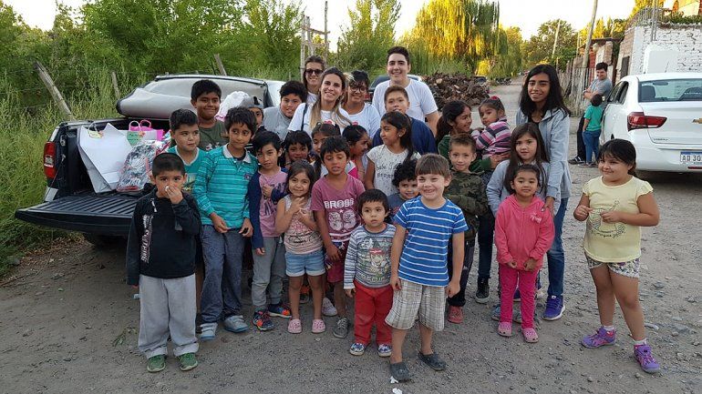 Cipoleños solidarios: un grupo de amigos armó y entregó 300 mochilas en comedores
