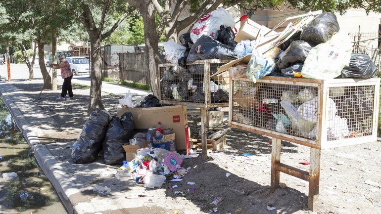 Nuevos retrasos en la recolección de basura enojan a los vecinos en los barrios