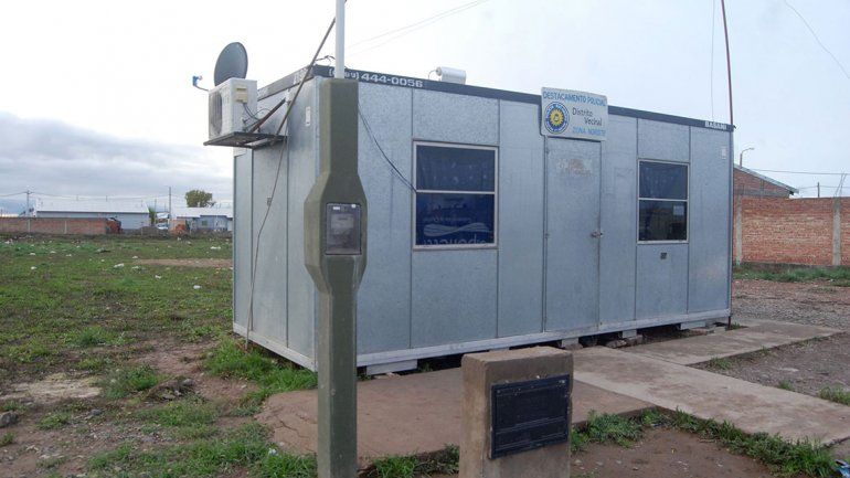 La Policía cuenta en el Distrito Vecinal con un destacamento que ocupa una casilla. Sus dimensiones son muy acotadas y su personal