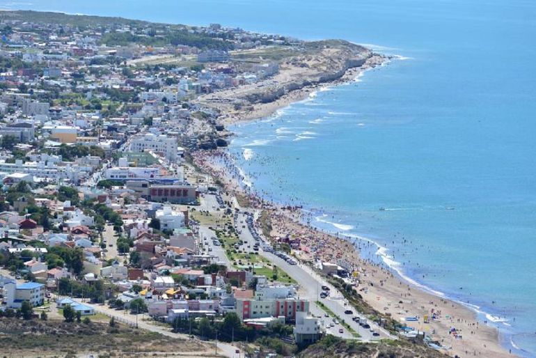 Salió al patio de su casa y encontró a un hombre muerto. 